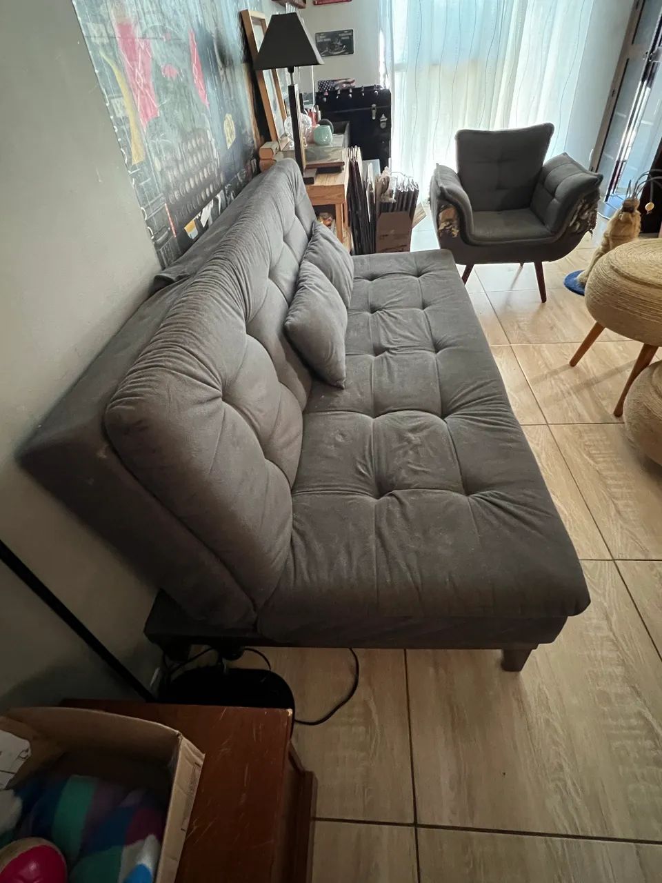Sofá-cama de 3 lugares é revestido em suede cinza - Foto 3