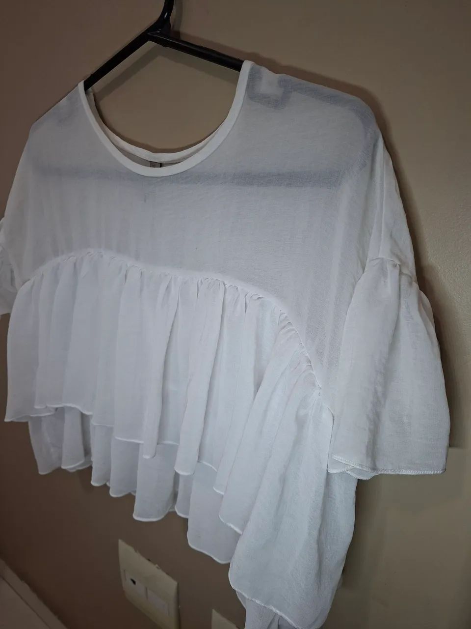 Blusa cropped tipo bata branca com babados - Foto 2