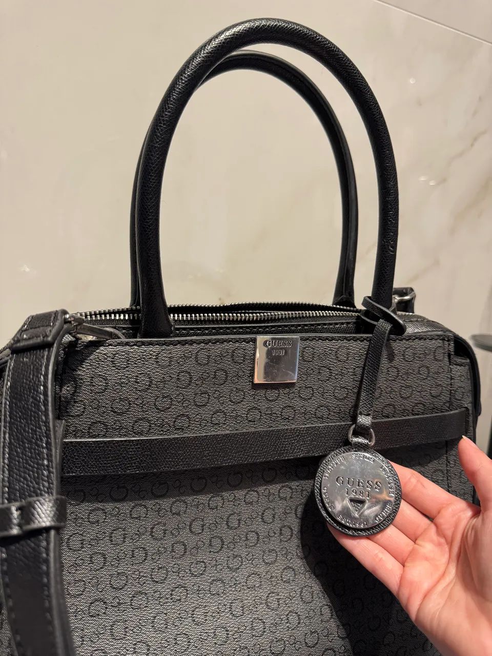 Bolsa Guess cinza média - Foto 2