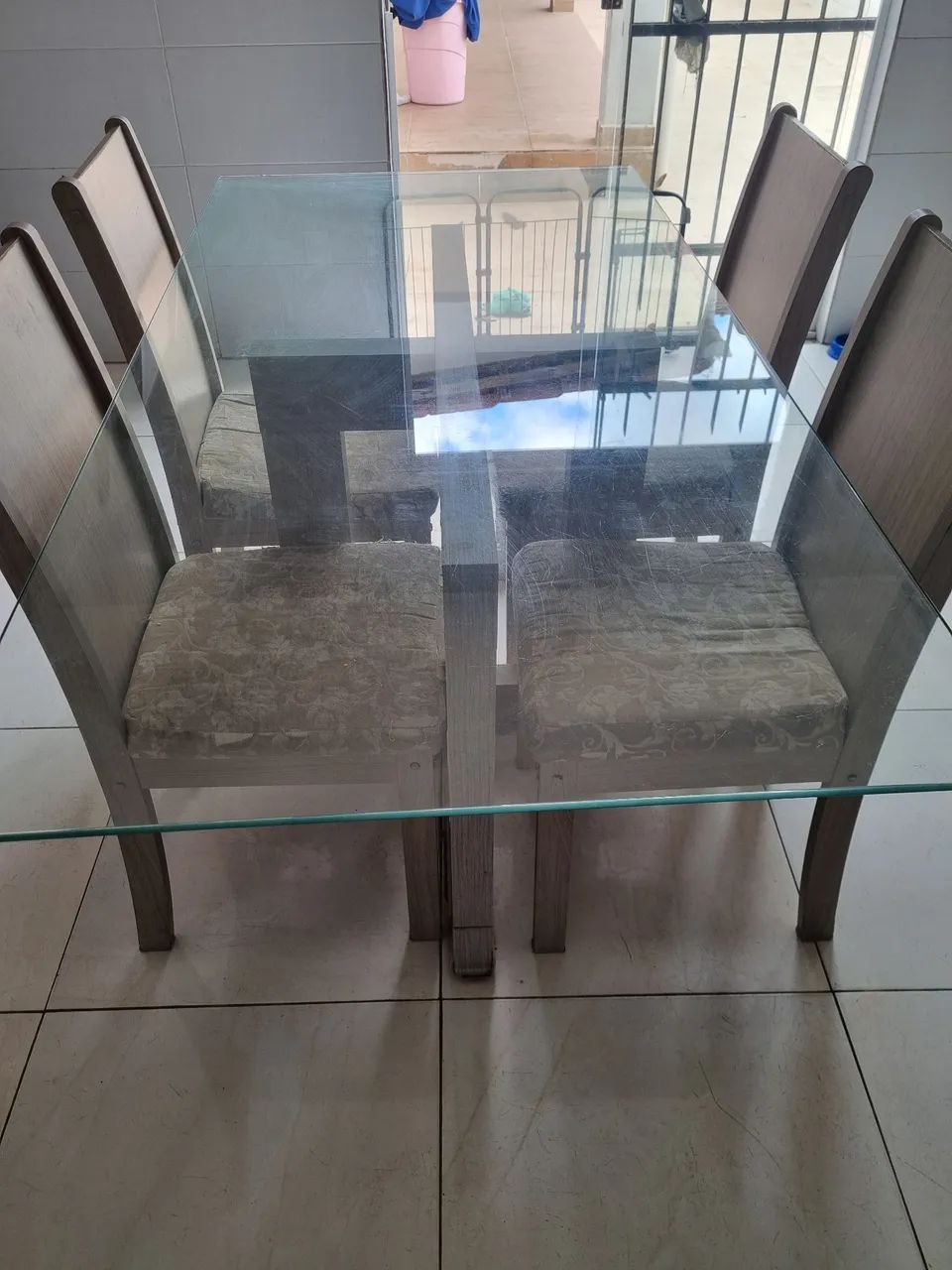 Conjunto de mesa com 4 cadeiras