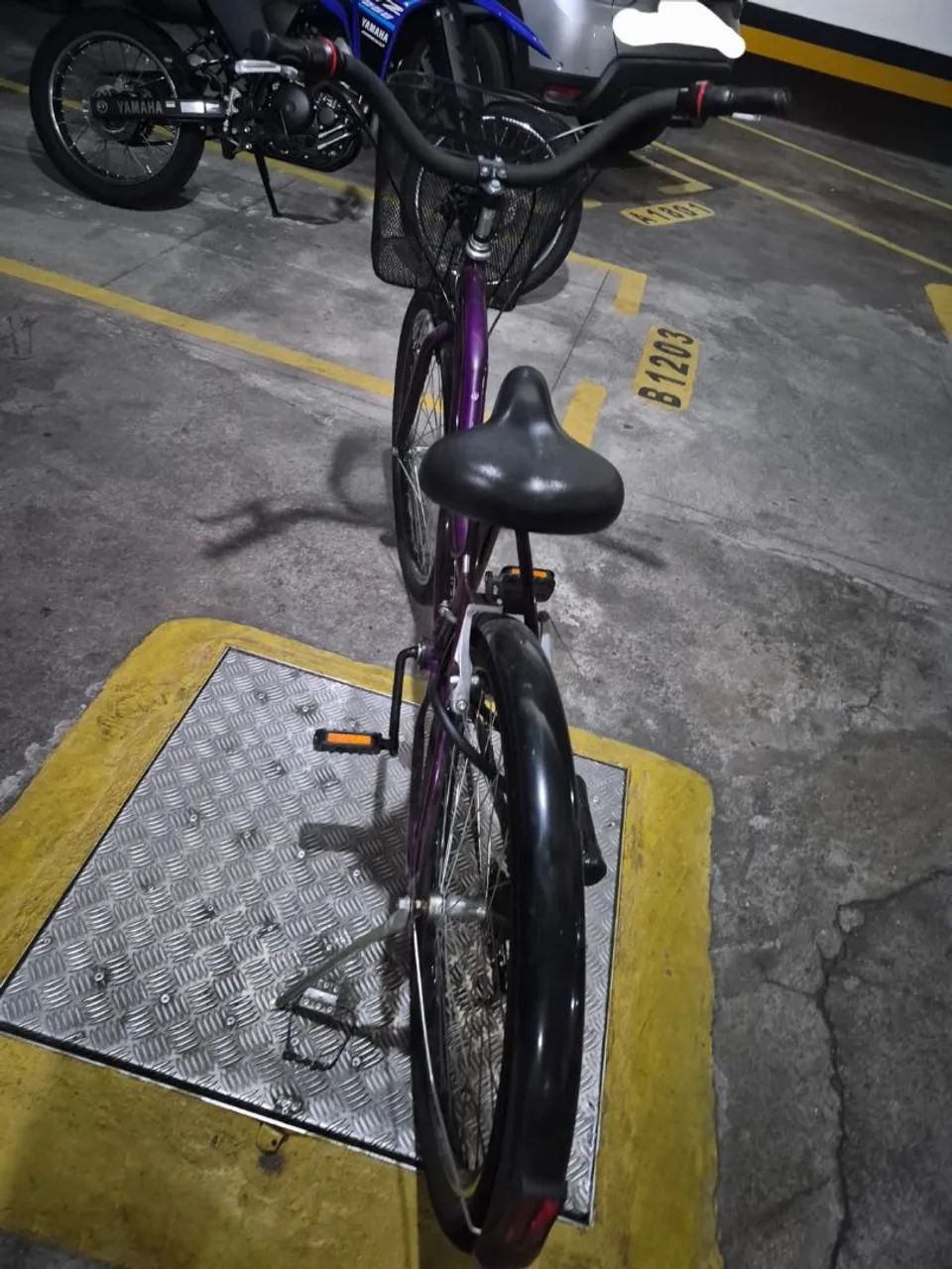 Bicicleta semi-nova com cestinha - Foto 4