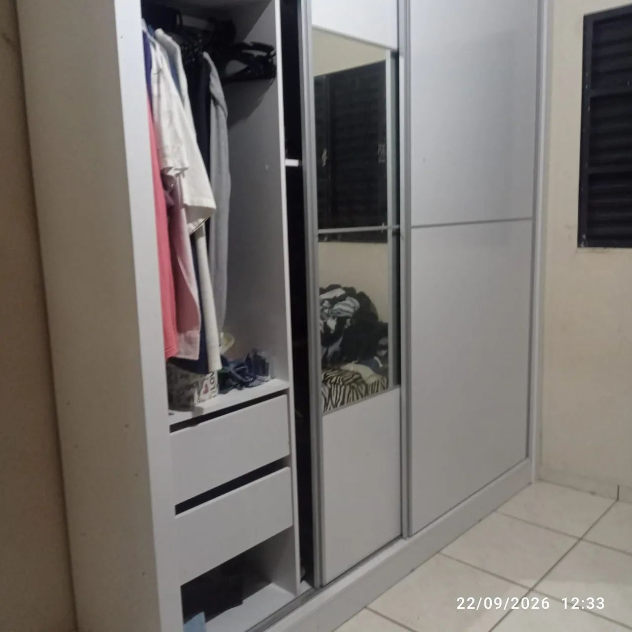 Guarda roupas com espelho 