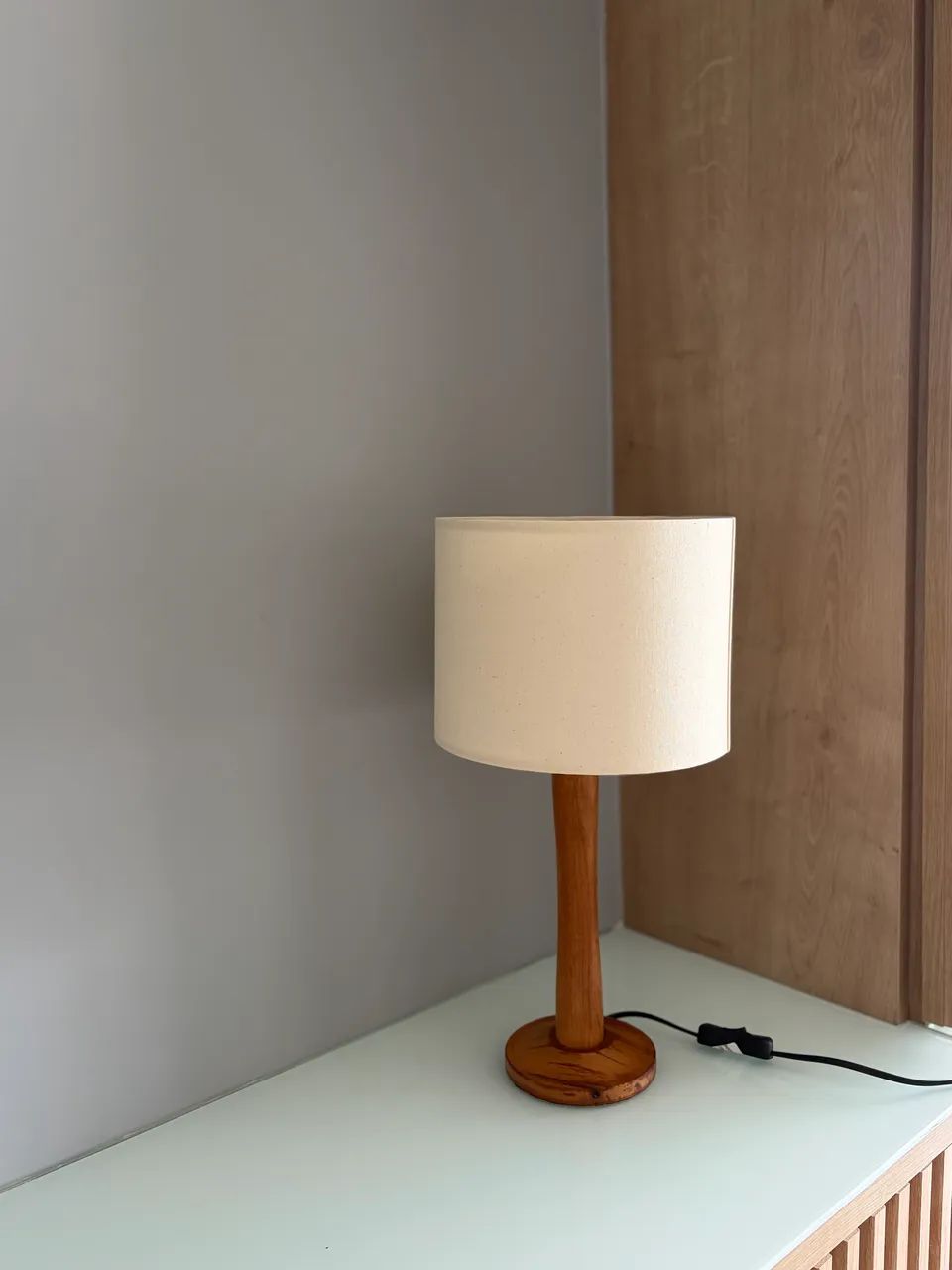 Abajur minimalista base madeira  - Foto 2