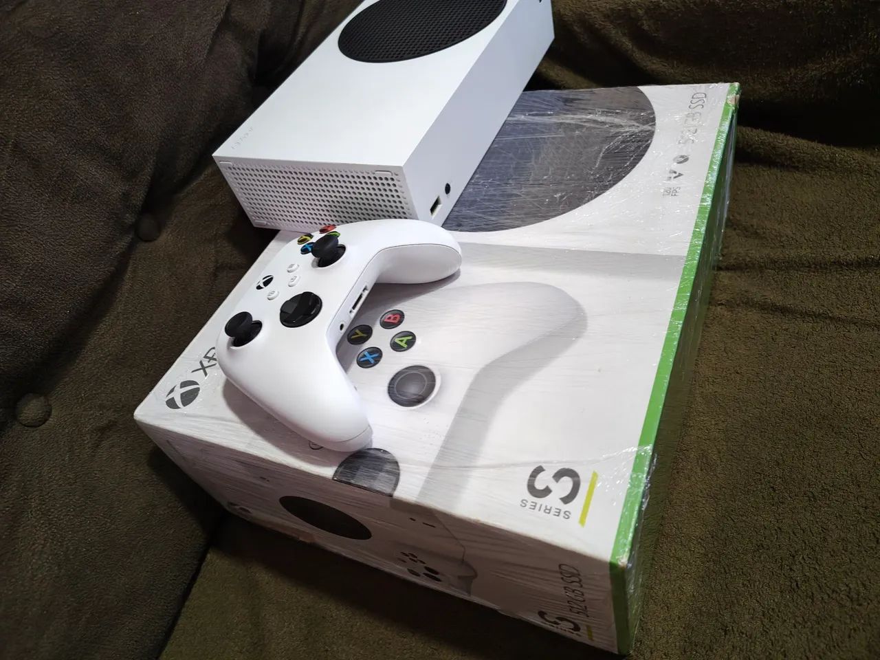 Xbox séries s na caixa e com jogos 
