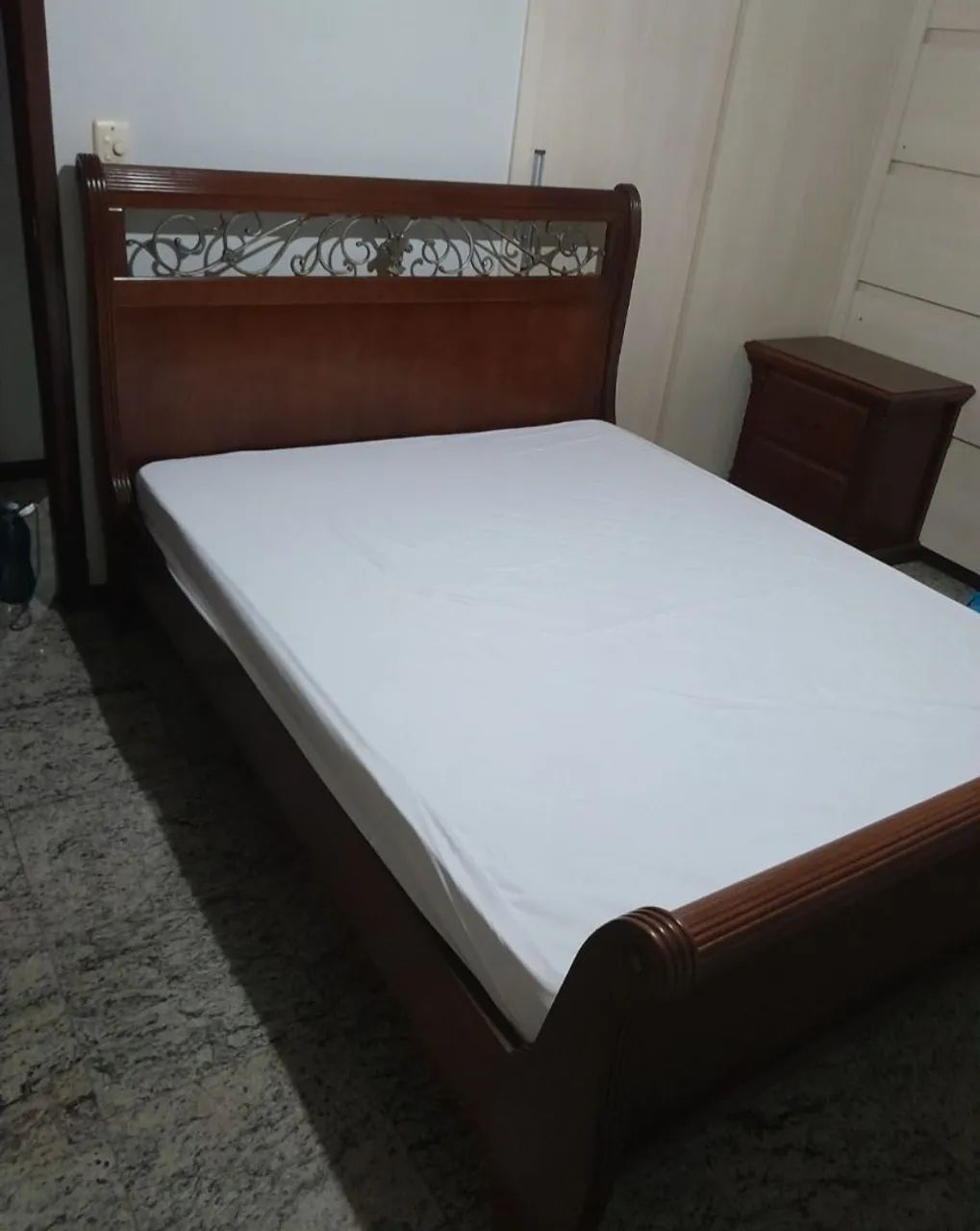 Cama queem. Vintage.Madeira maciça 