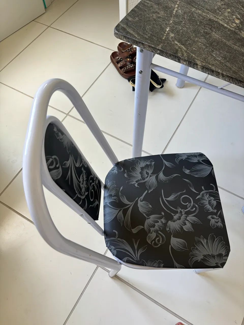 Mesa de pedra preta com 4 cadeiras - Foto 3