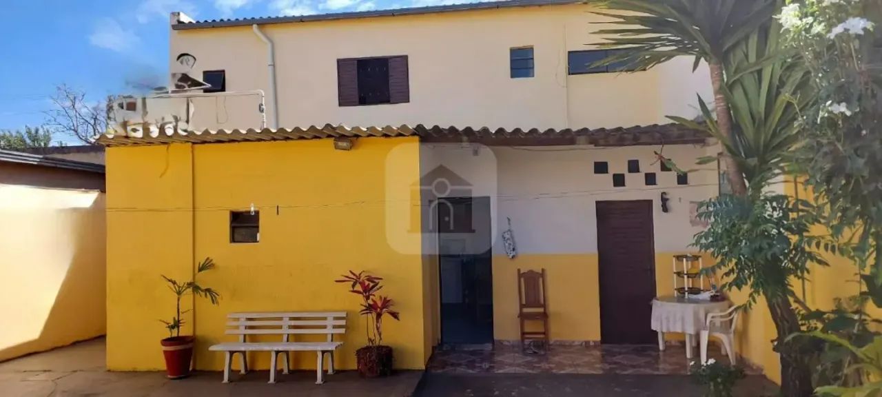 Sobrado com cômodo comercial para venda no bairro Morada da Colina.