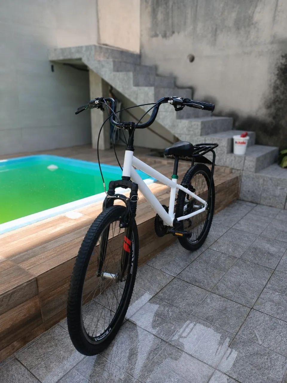*Bicicleta Aro 24 Branca com Bagageiro* - Foto 2