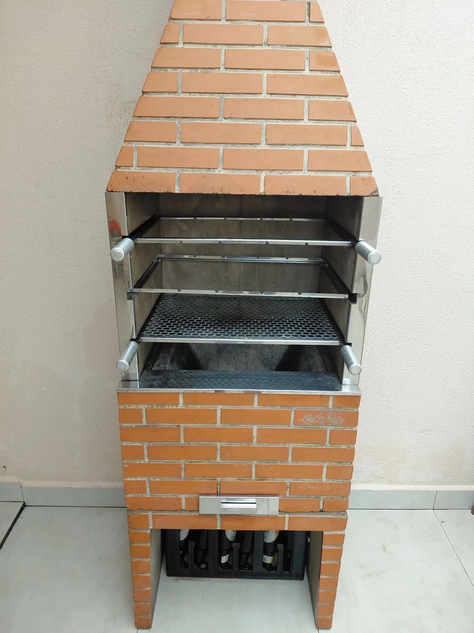Churrasqueira pré moldada com extensão de chaminé e com grelhas