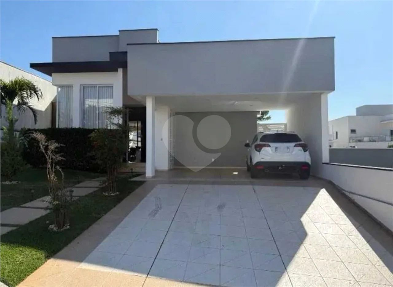 Linda casa térrea em condomínio fechado