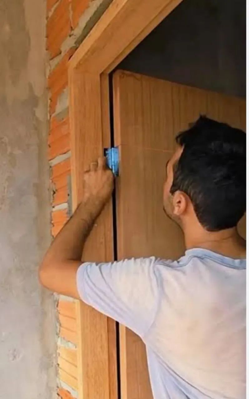 Marceneiro, reparos e instalação de portas em madeira  - Foto 2