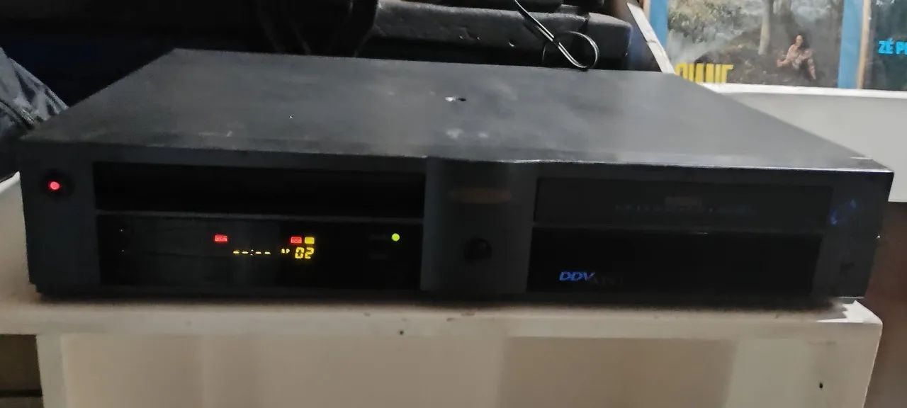 Aparelho vídeo cassete duplo
