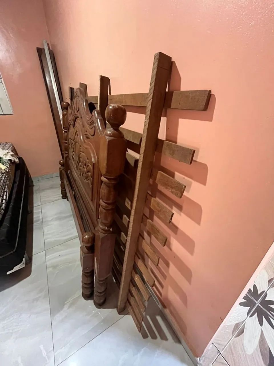 Vendo cama madeira de lei no precinho - Foto 3