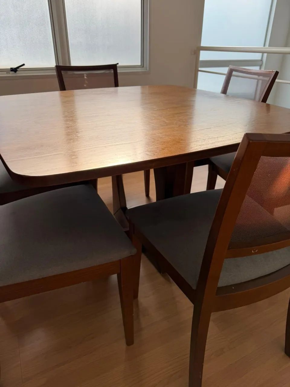 Mesa de jantar madeira tampo em mdf base e cadeira madeira maciça  - Foto 5