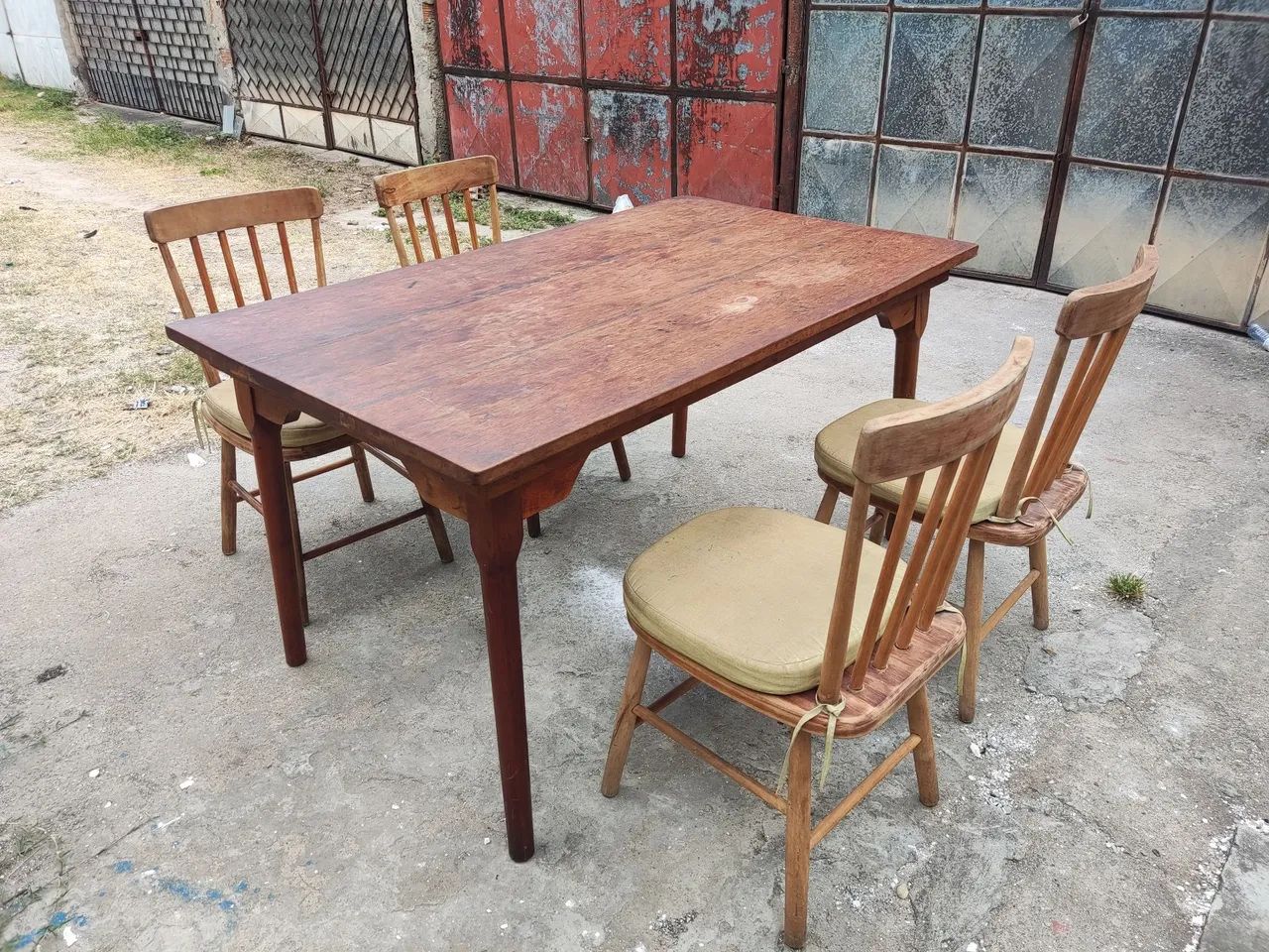 Mesa de madeira maciça com cadeiras 