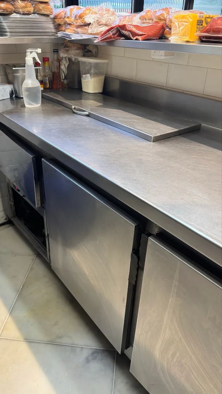 Bancada refrigerada com condimentadora 2 metros / Balcão refrigerado
