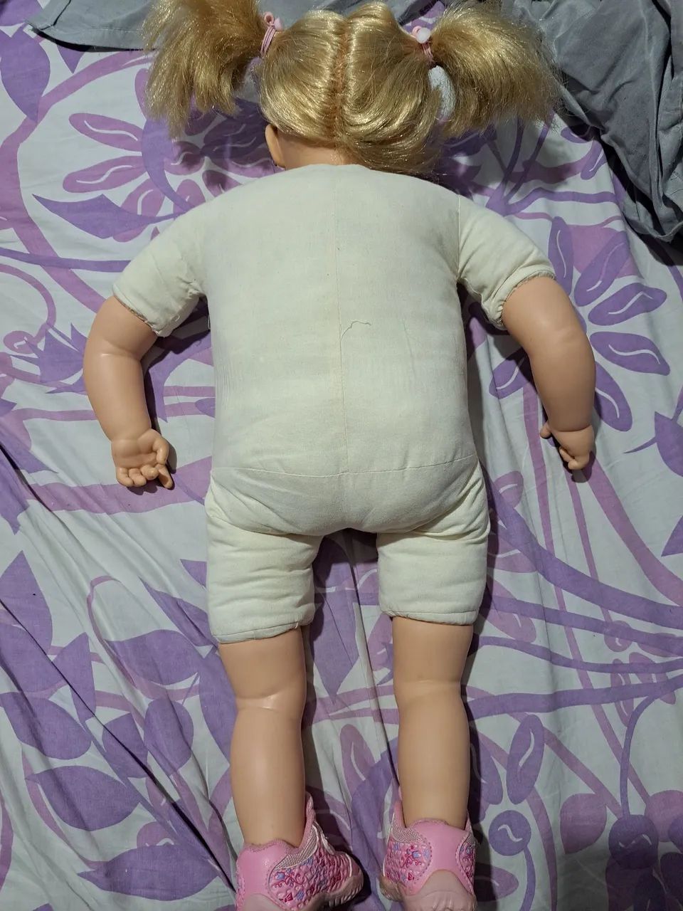 Vendo boneca cotiplás, corpo novo  - Foto 5