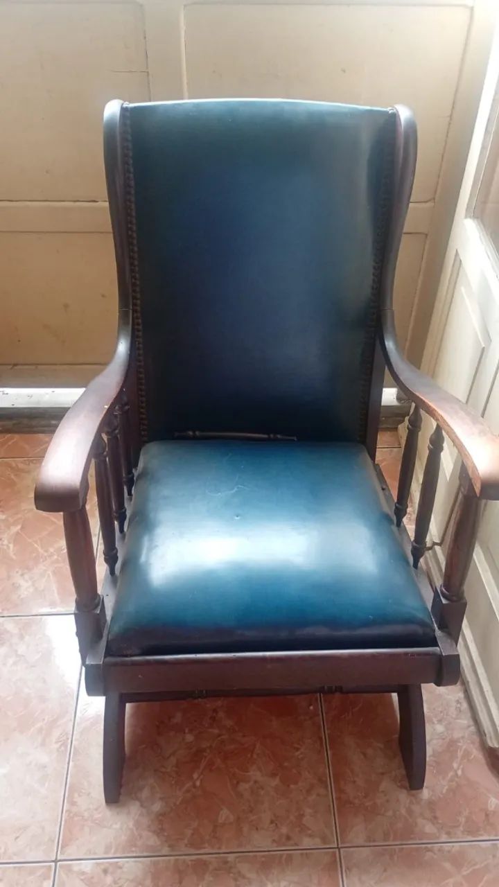 Cadeira antiga de braços em madeira maciça, estilo clássico colonial, com encosto alto e e