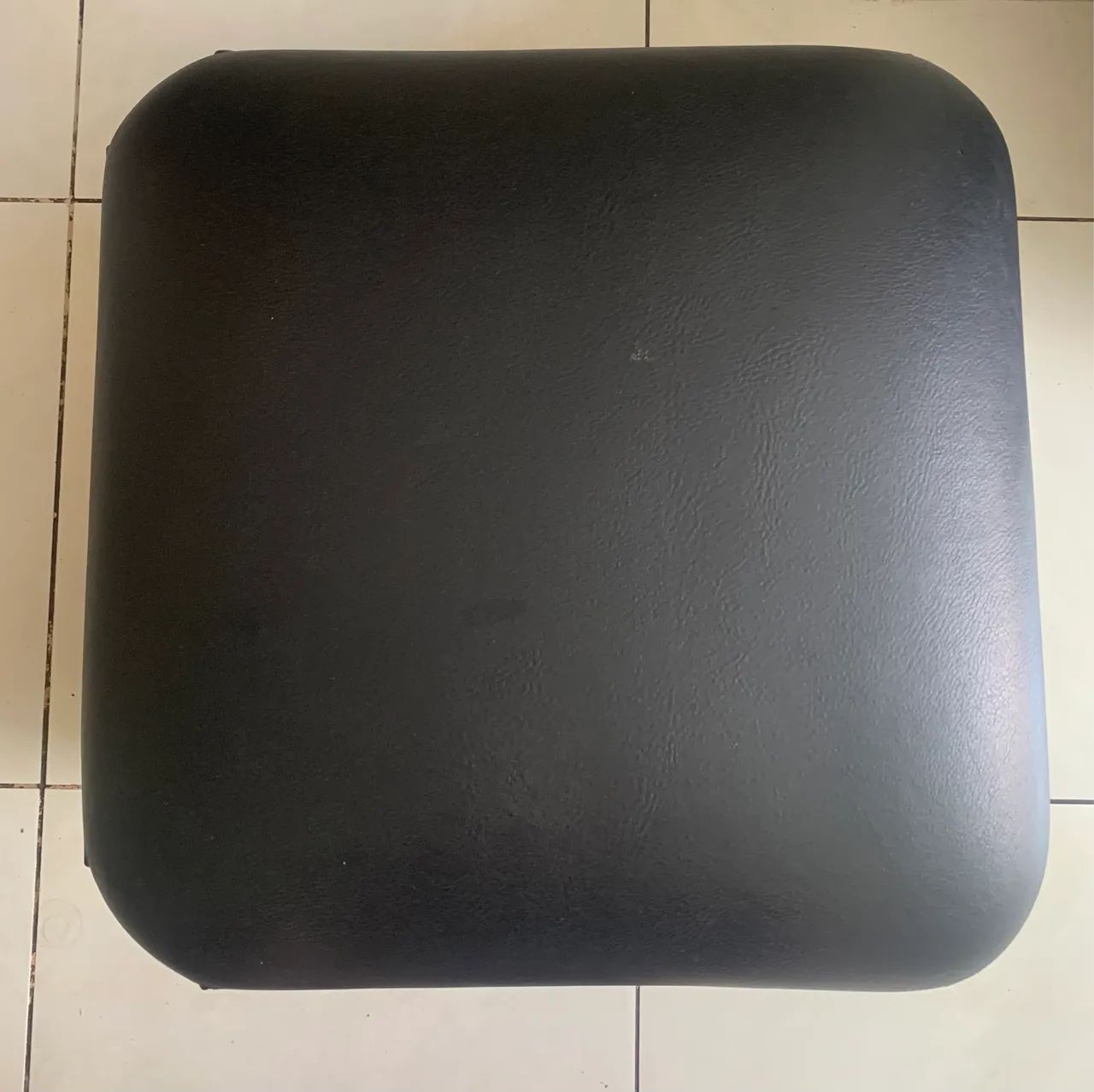 Puff preto em couro legítimo  - Foto 3