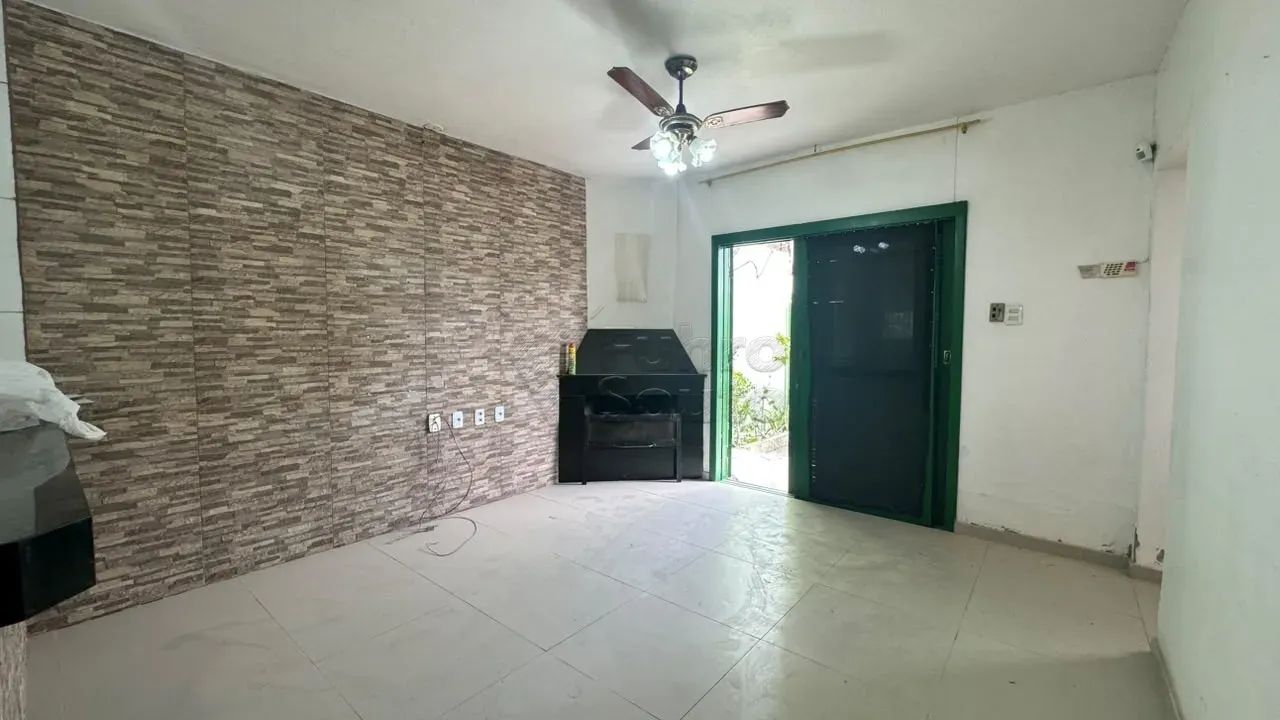 Casa de 3 dormitórios com piscina no Laranjal.