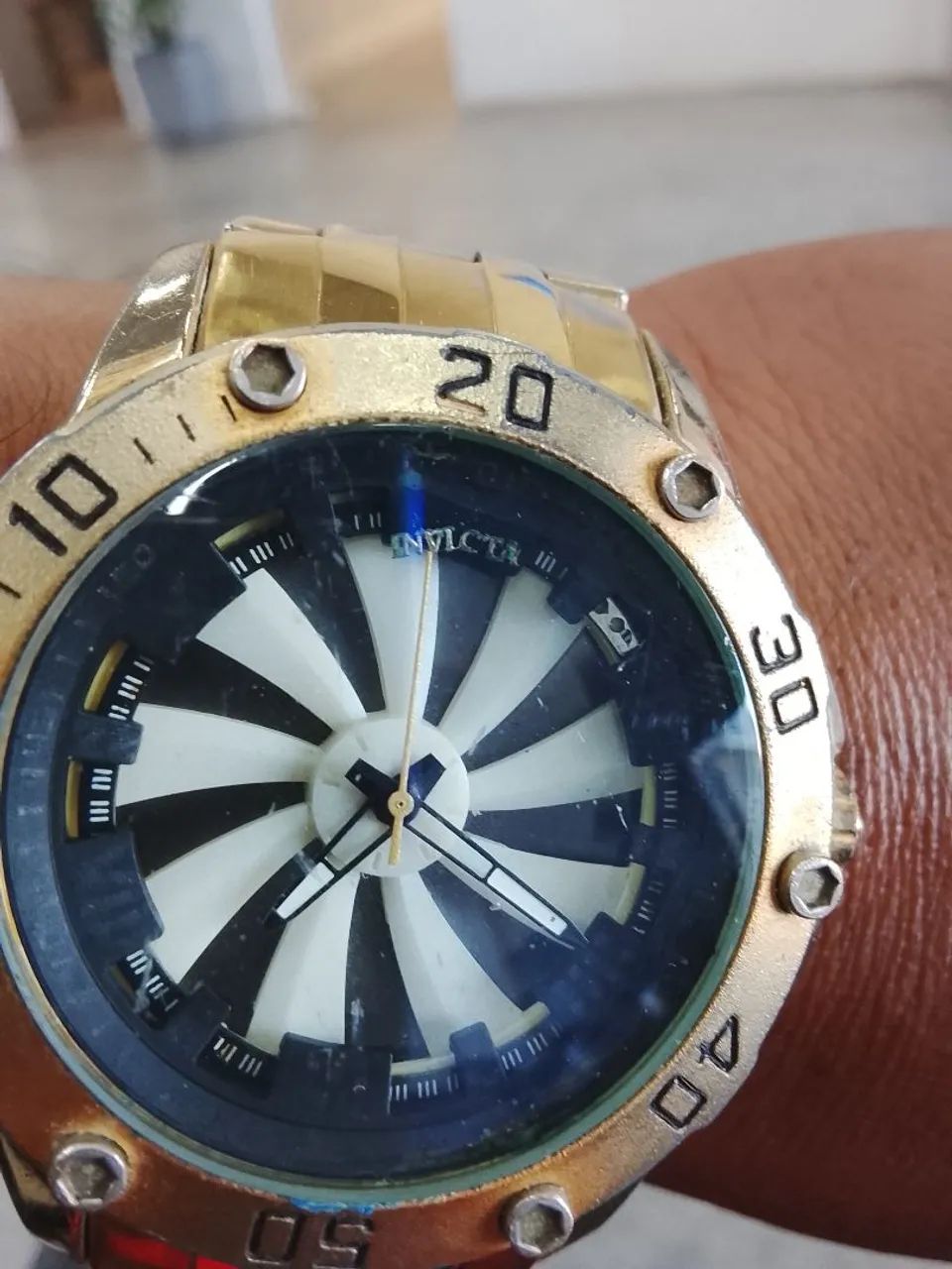 Relógio giratório com marcas d uso 