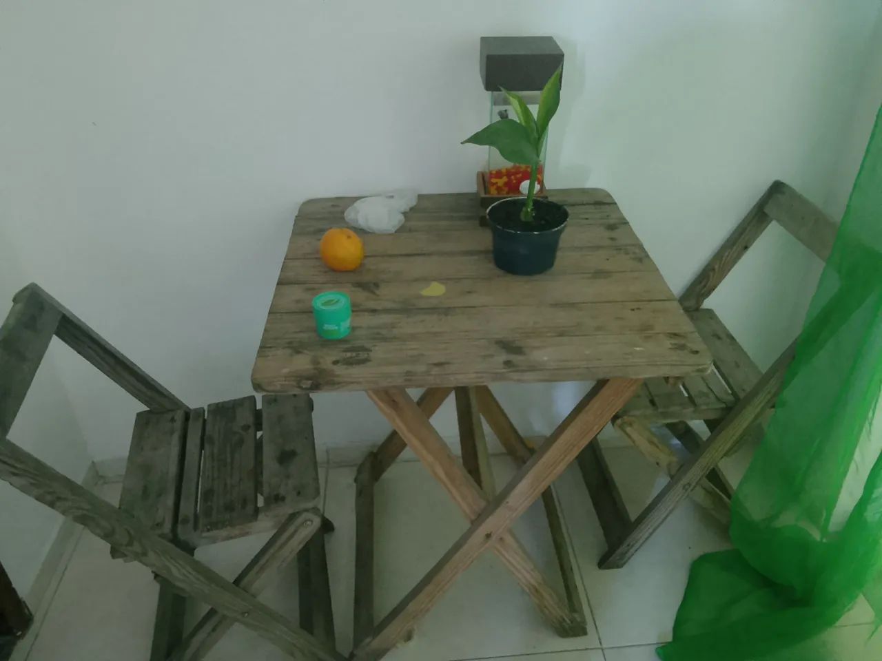 Mesa de madeira com 3 cadeiras  - Foto 2