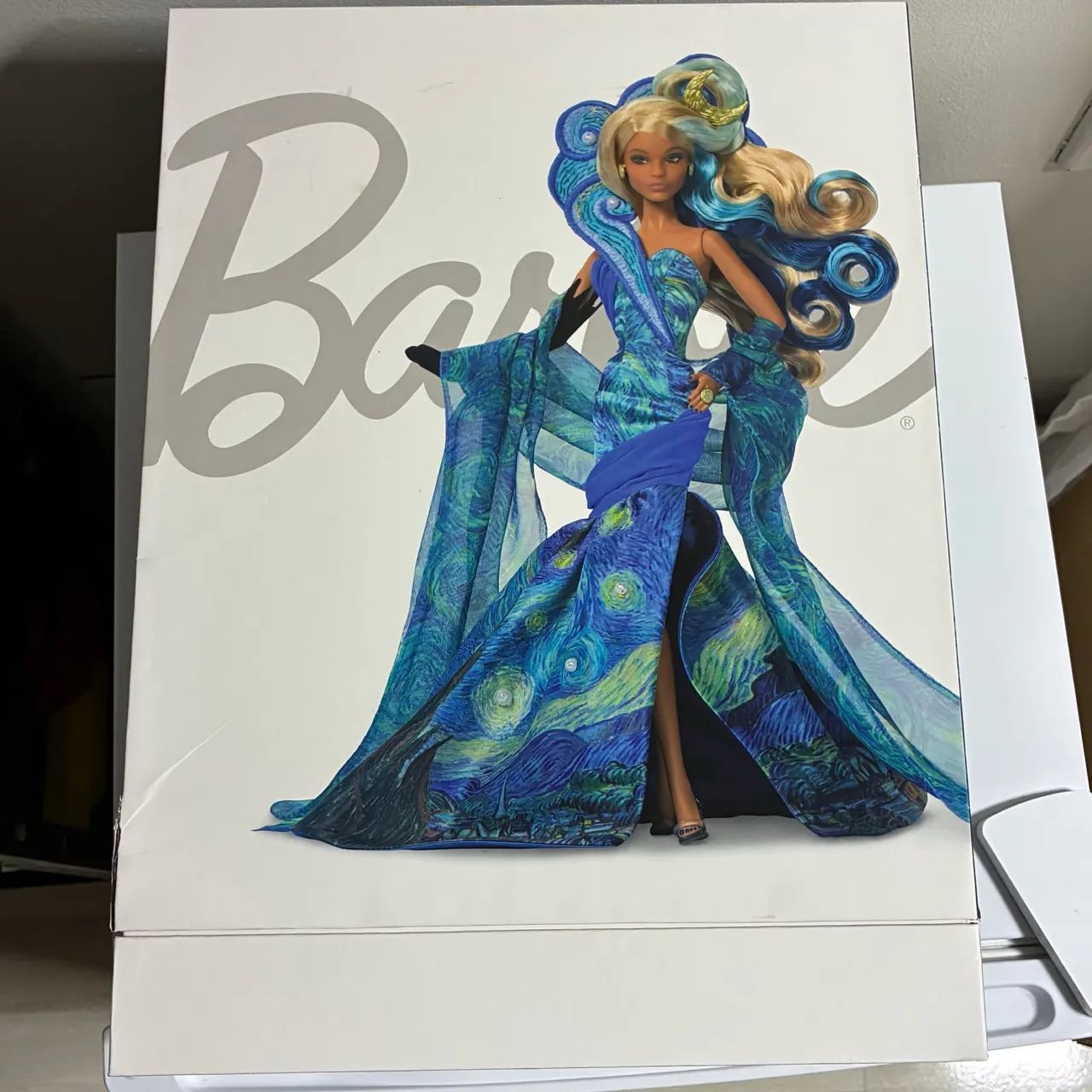 Boneca Barbie X Moma Da Noite Estrelada Vincent Van Gogh - Foto 2
