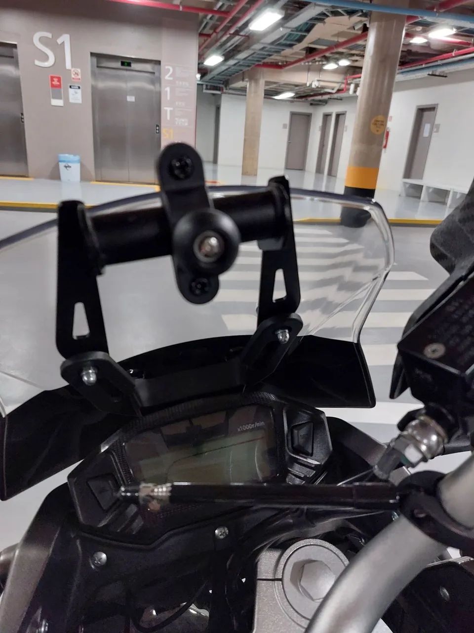 Suporte de multimídia e celular Storm 200