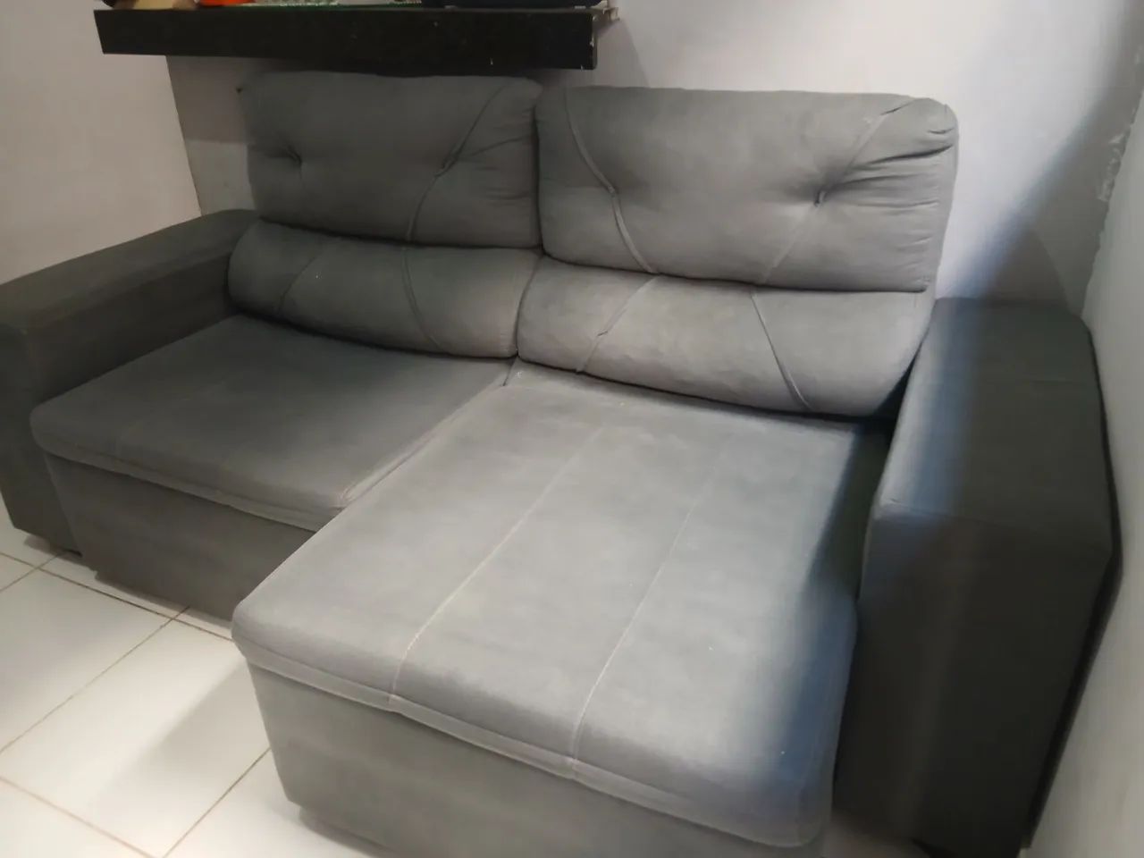 Sofá cama retrátil 2.10m cinza em perfeito estado e ja foi impermeabilizado - Foto 2
