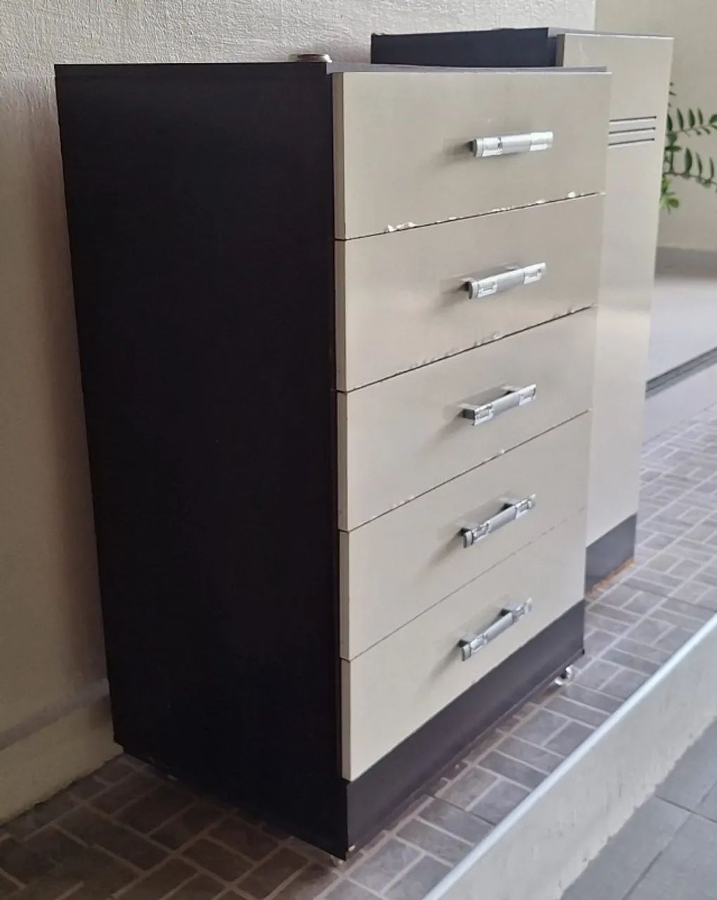 CÔMODA E SAPATEIRA DE MADEIRA COM 05 GAVETAS E 1 PORTA PARA QUARTO (USADO) - Foto 2