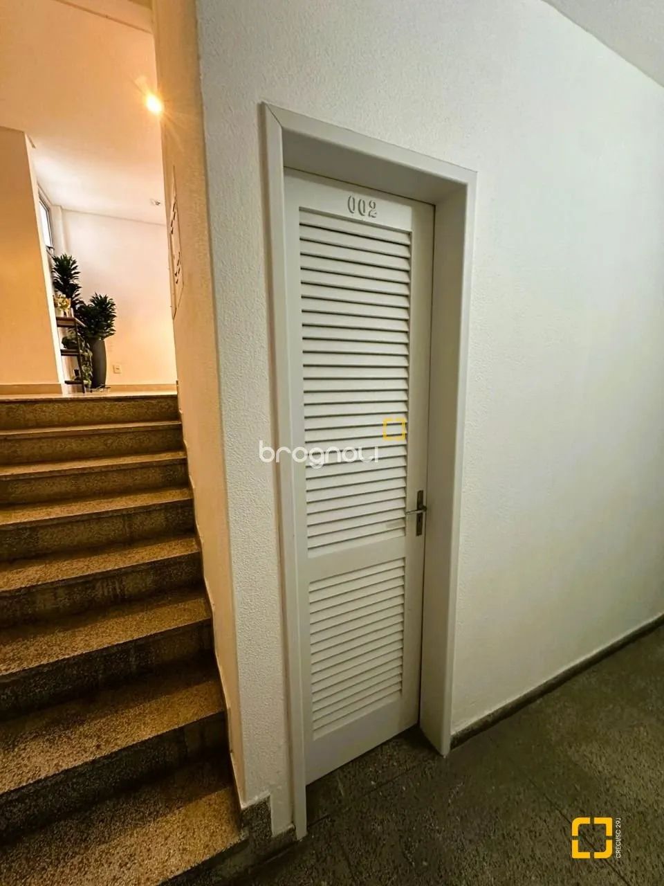 Amplo apartamento à venda em Coqueiros, com 3 dormitórios, suíte, dependência de empregada - Foto 2