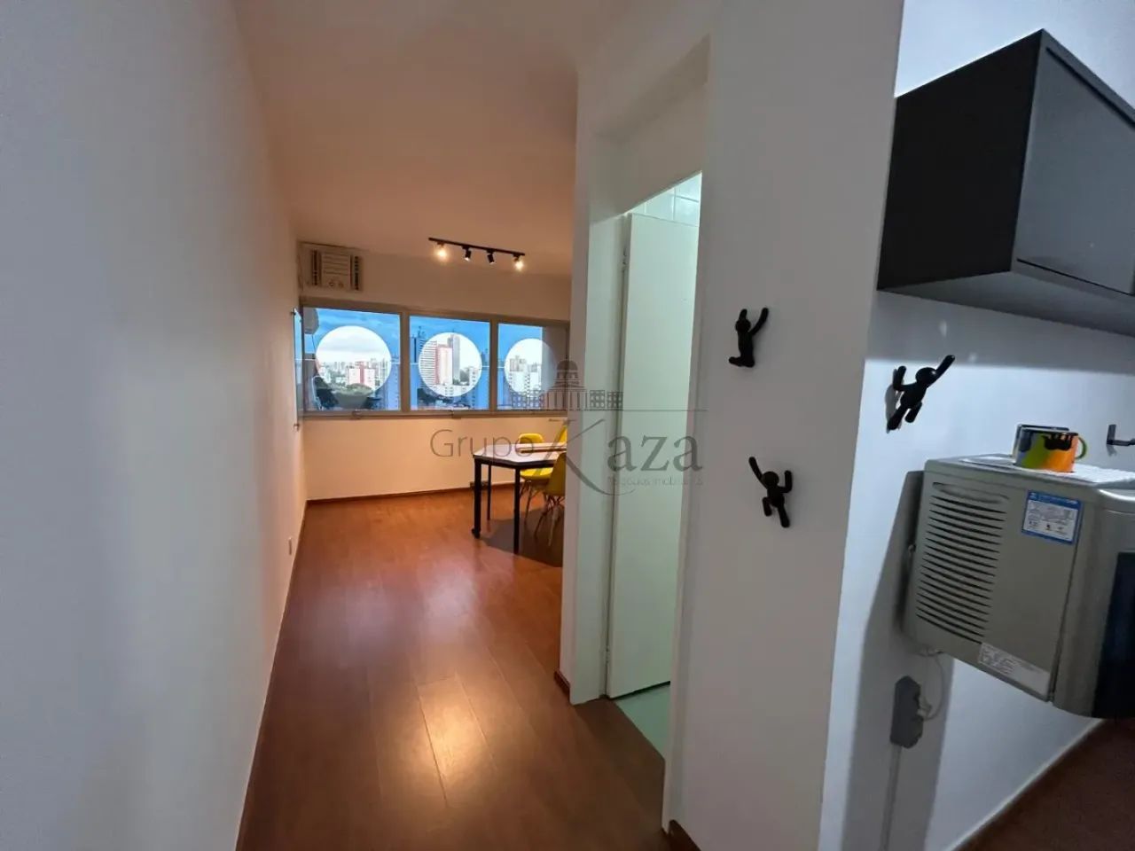 Sala Comercial - Mobiliada - Edifício Vip Center - Centro - 24m².