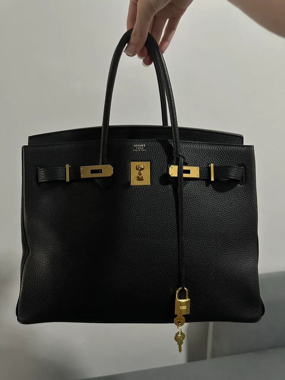 Hermés 30, cor preta, ferragens em dourado.