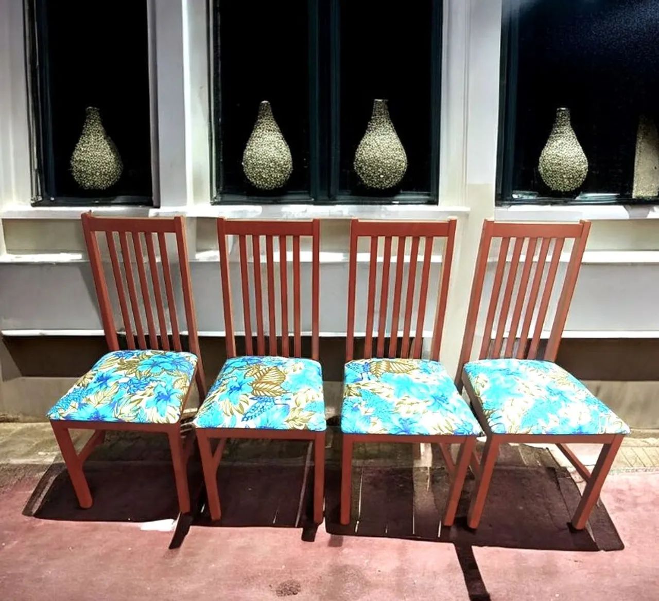 Conjunto de mesa de Jantar em Madeira Macom quatro cadeiras - Foto 3