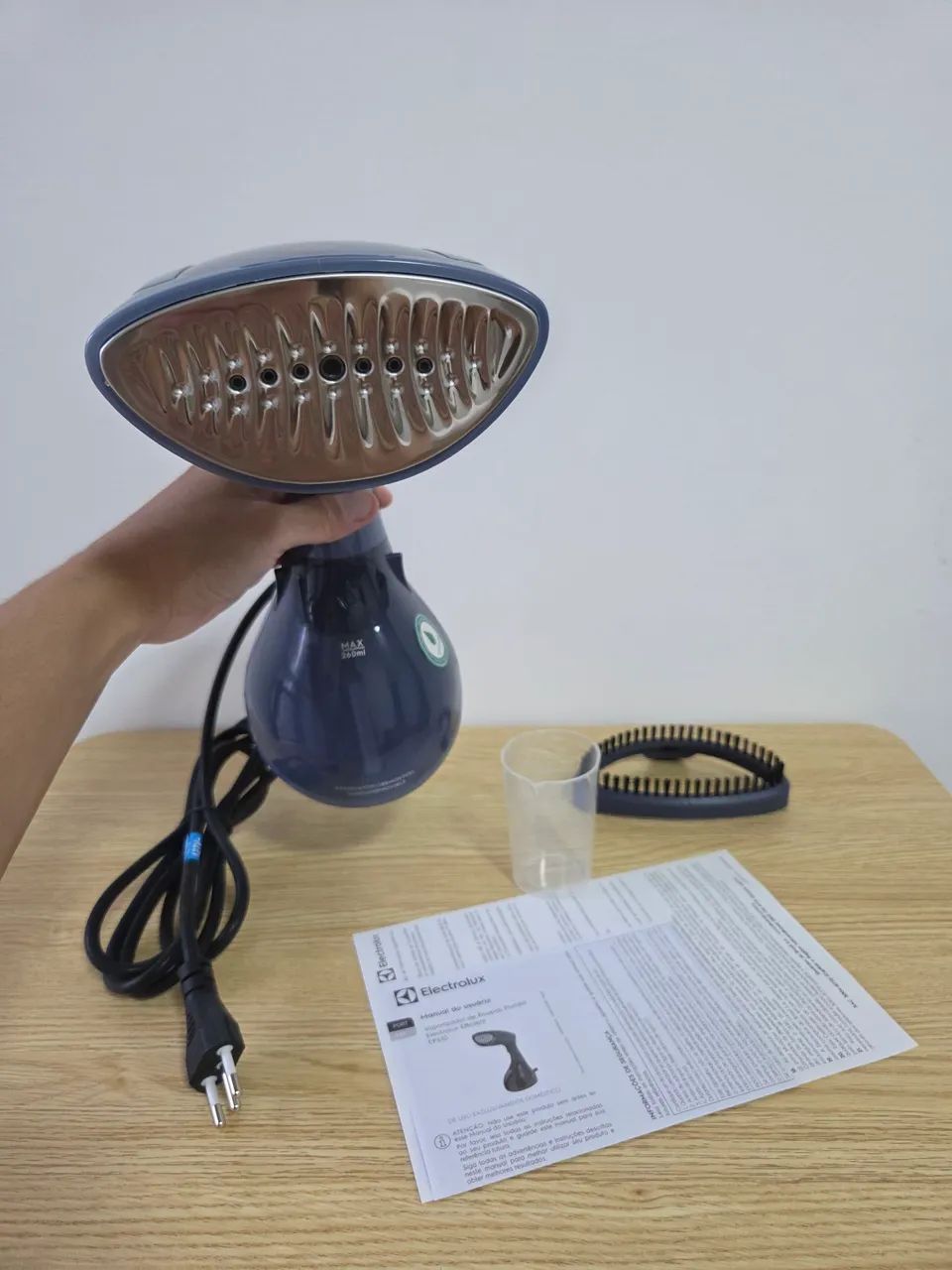 Vaporizador portátil de roupas novo da Electrolux vapor contínuo vertical 127v 1200w - Foto 2