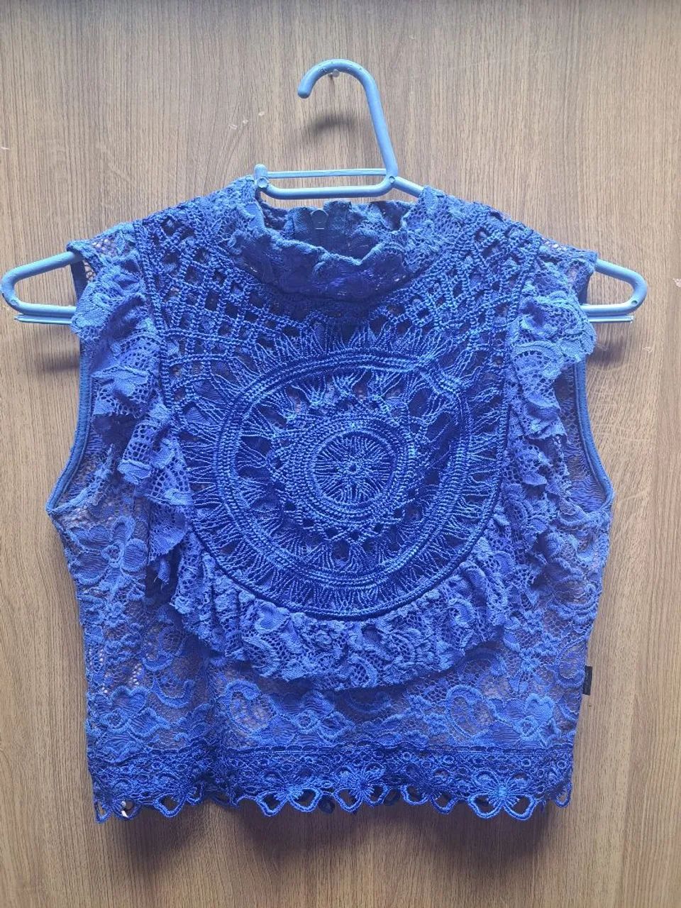 Cropped azul bic rendado com aplicação em guipir  M - Foto 3