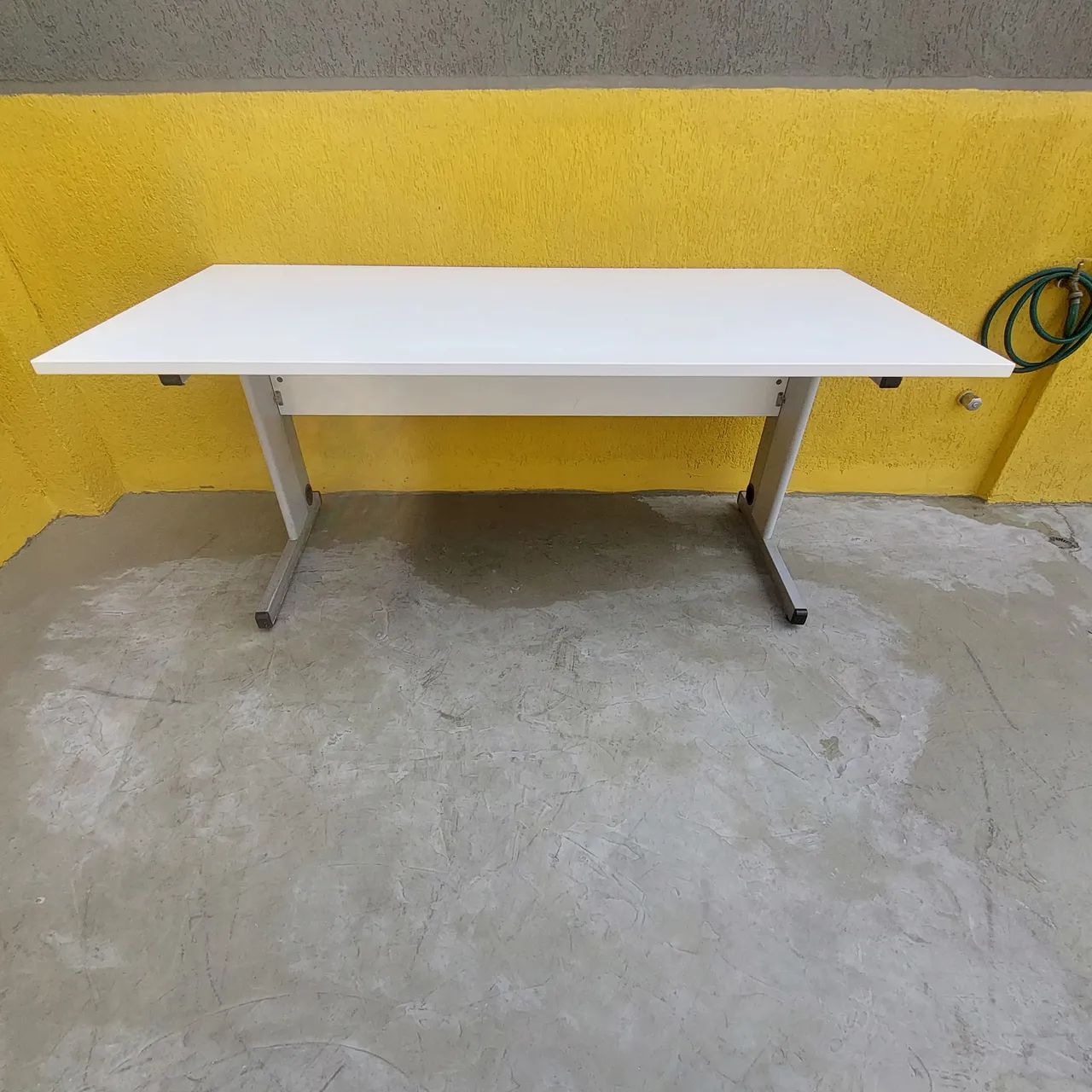 Mesa escritório reta funcional  - Foto 4