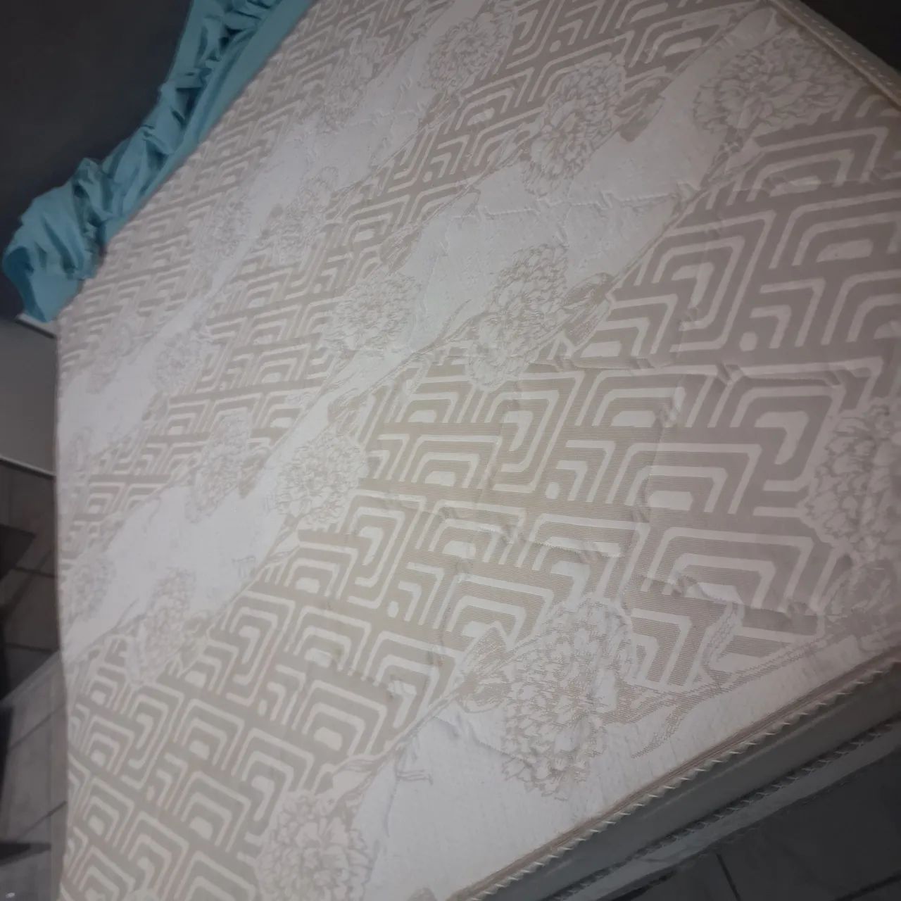 Cama Queen size excelente 