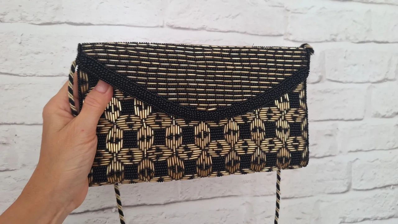  clutch H&M ( importada) preta e dourada com miçangas