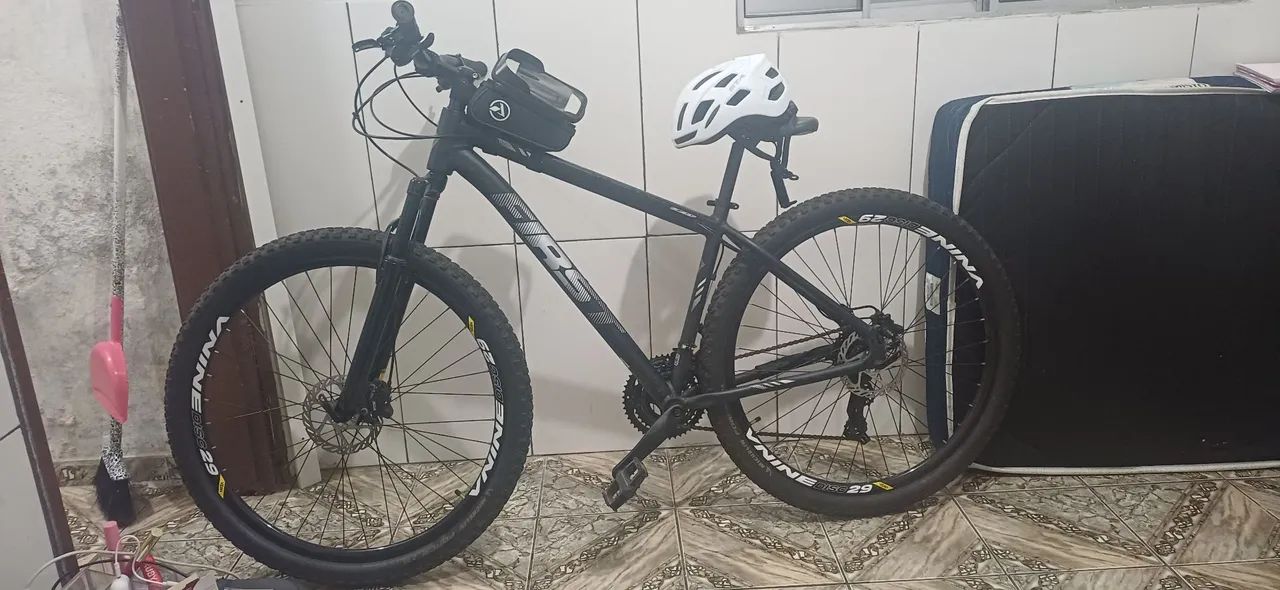 Bike aro 29 seminova menos de 2 meses de uso, acompanha o capacete em bom estado.
