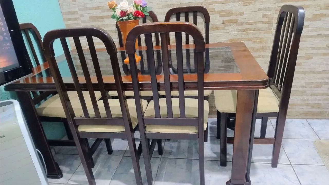 MESA COM SEIS CADEIRAS DE MADEIRA  - Foto 2