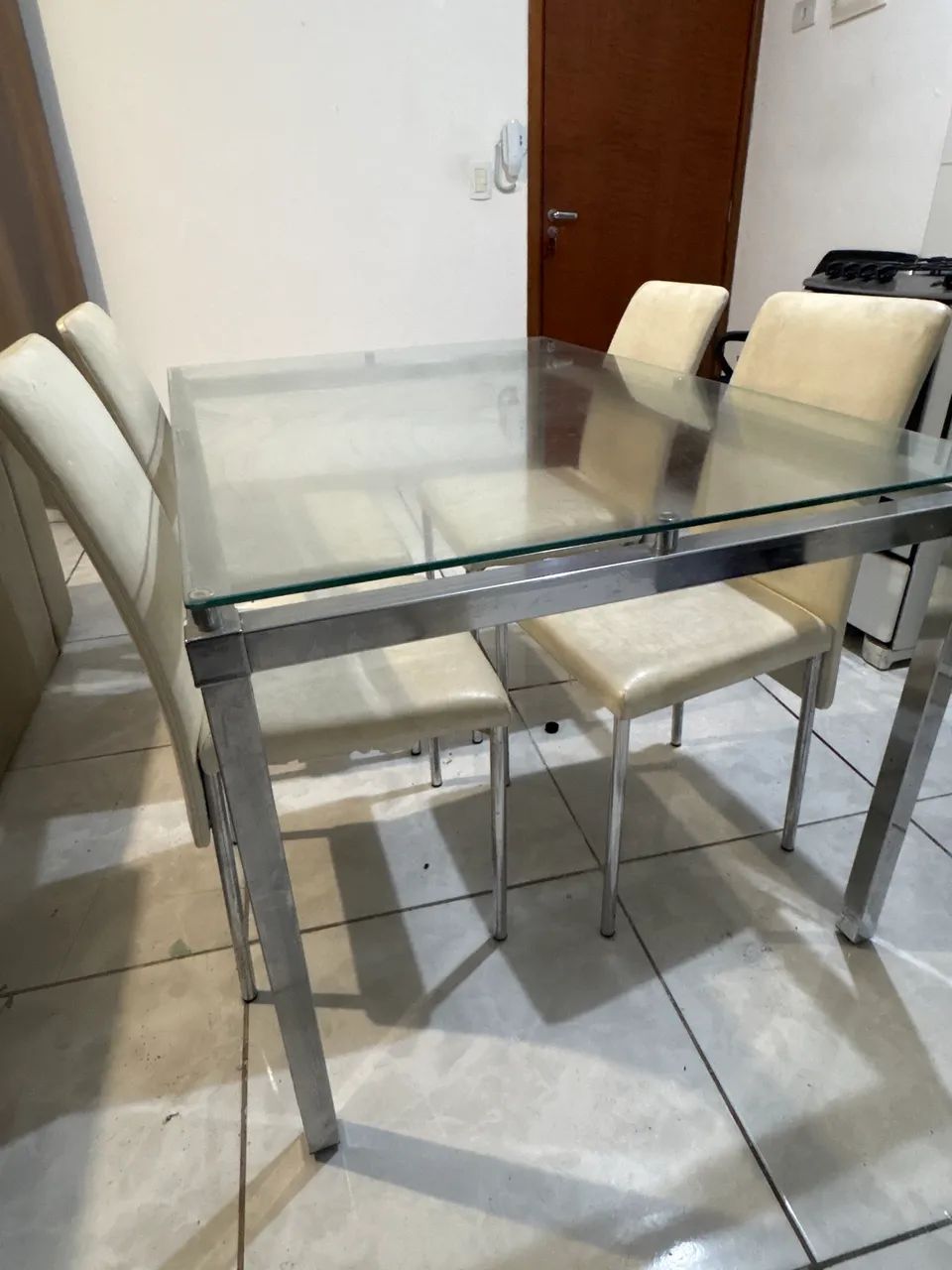 Mesa de vidro com 4 cadeiras - Foto 2
