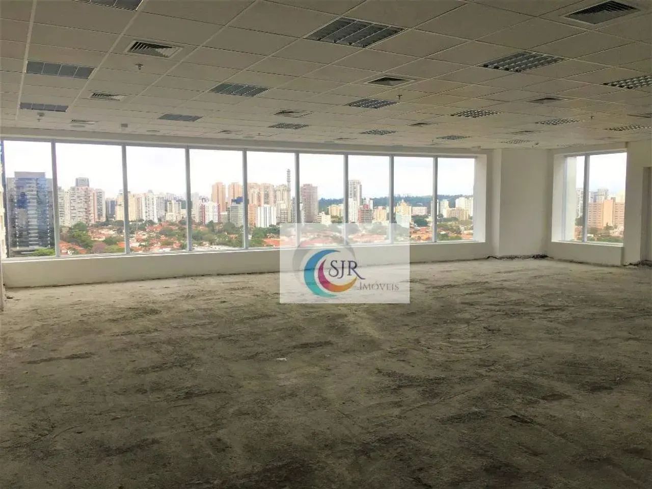 Conjunto comercial com 192m² em vão livre com 5 vagas de garagem! - Foto 2