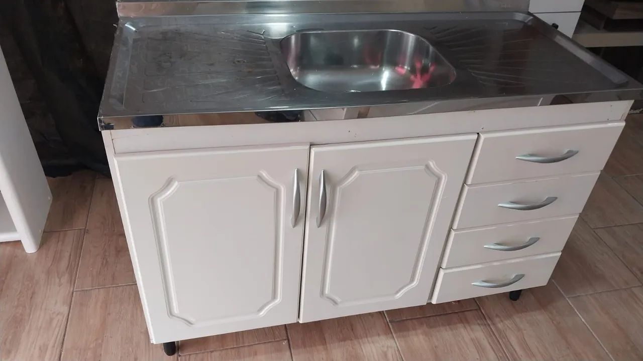 Móveis , cama e pia 