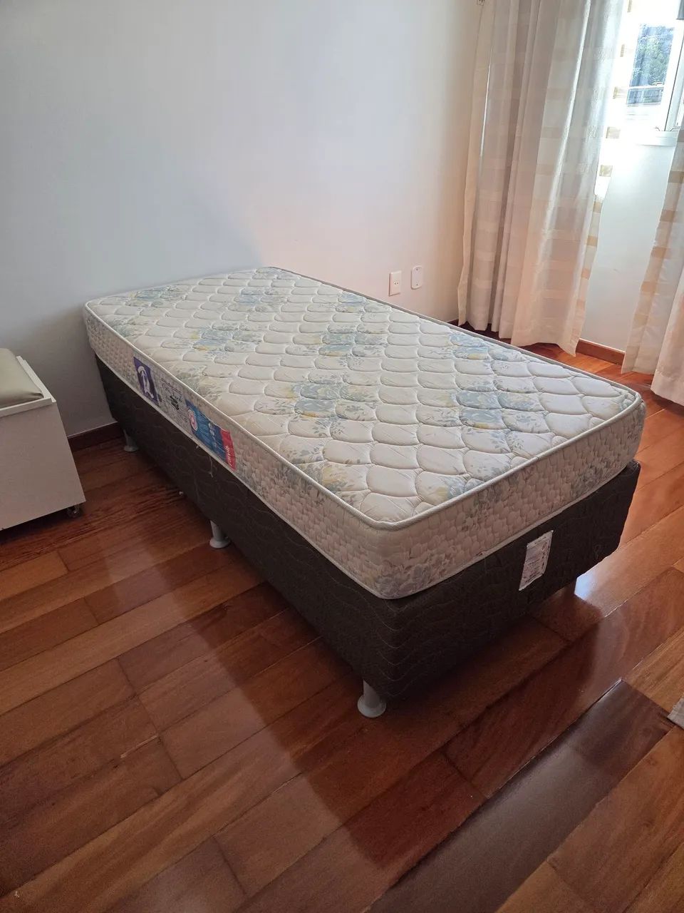 Vendo box + colchão solteiro 90cm