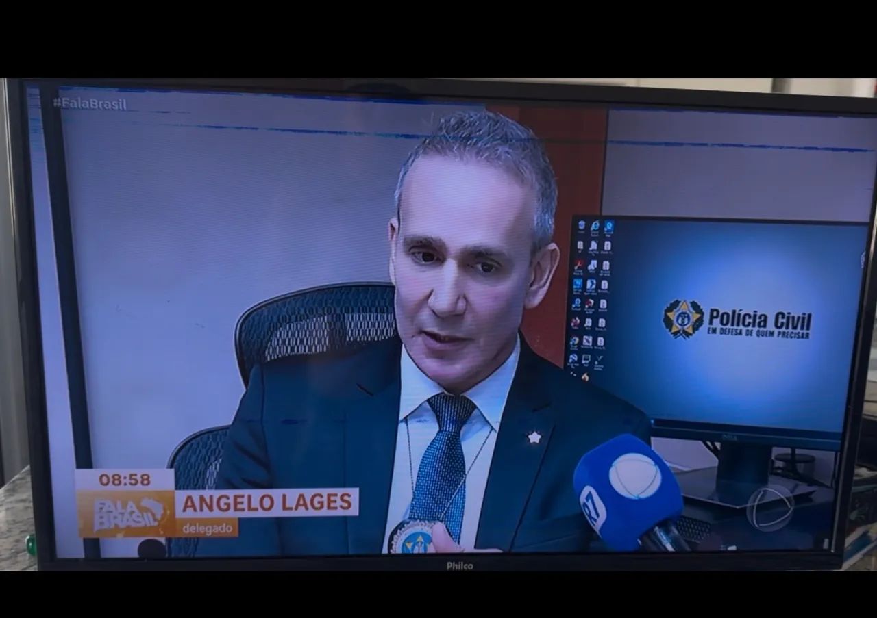 Tv 32 polegagas funcionando com detalhes