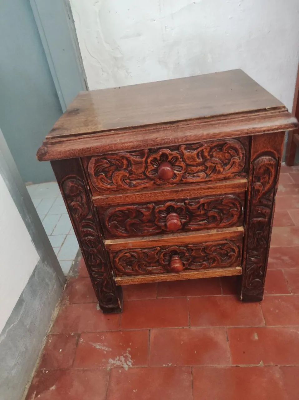 Mesa de cabeceira entalhada, antiga 