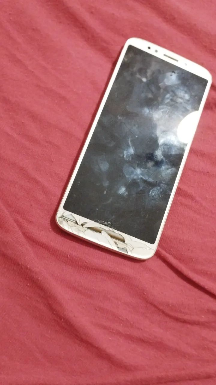 Celulares com defeito para utilização de peças. 