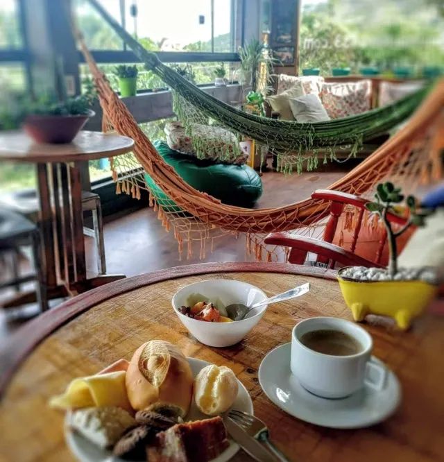 Suíte casal com café da manhã em julho na Pousada 433 Floripa