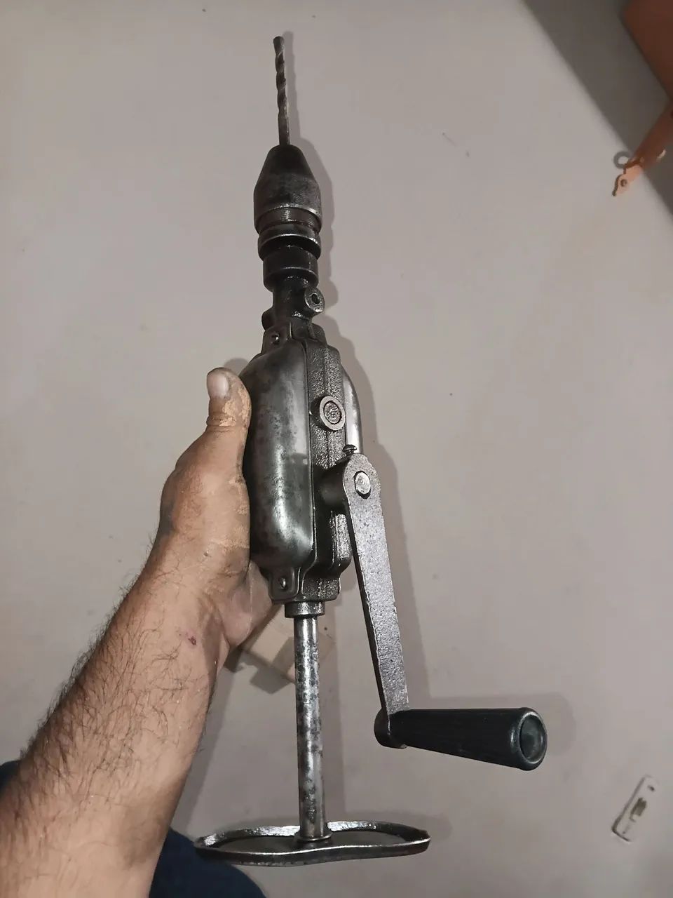 Furadeira manual antiga 